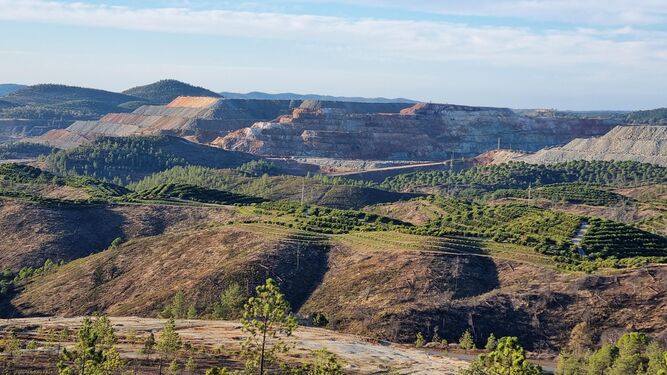 Atalaya Mining restaura el entorno de Peña de Hierro, calcinado en el incendio de 2018